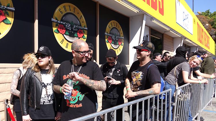 In L.A. stehen Fans von Guns N' Roses für Tickets des Überraschungskonzerts der Band an.