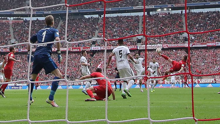 Per Seitfallzieher bugsierte Franck Ribery den Ball über Frankfurts Keeper Lukas Hradecky ins Eintracht-Tor.