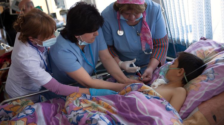 Dieser Junge wurde bei den Kämpfen verletzt und wird in einem Krankenhaus in Stepanakert behandelt.
