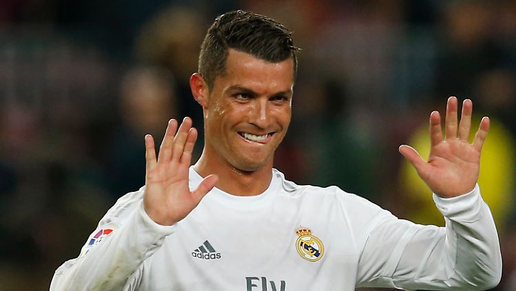 Reals Torjäger Cristiano Ronaldo nutzte kurz vor Schluss eine Unsicherheit von Barcelonas Keeper Claudio Bravo zum Siegtreffer für Real Madrid.