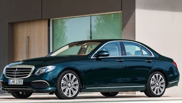 Strahlkraft der Limousinen: Viele schätzen die klassische Karosserieform, die als Mercedes E-Klasse mindestens 45.303 Euro kostet.
