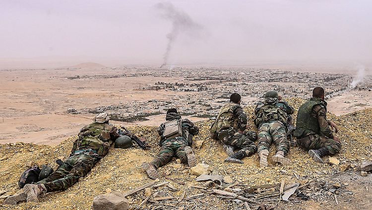 Nach der Offensive auf Palmyra kann die syrische Armee offenbar auch die Stadt Al-Karjatain vom IS zurückerobern.