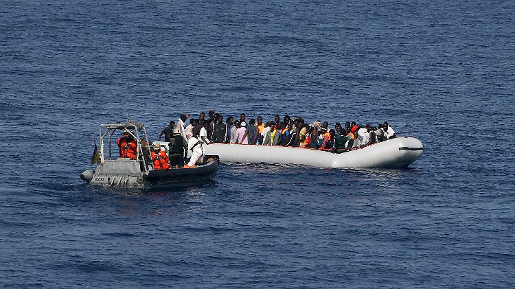Bundeswehrsoldaten erreichen Schiffbrüchige vor der libyschen Küste.