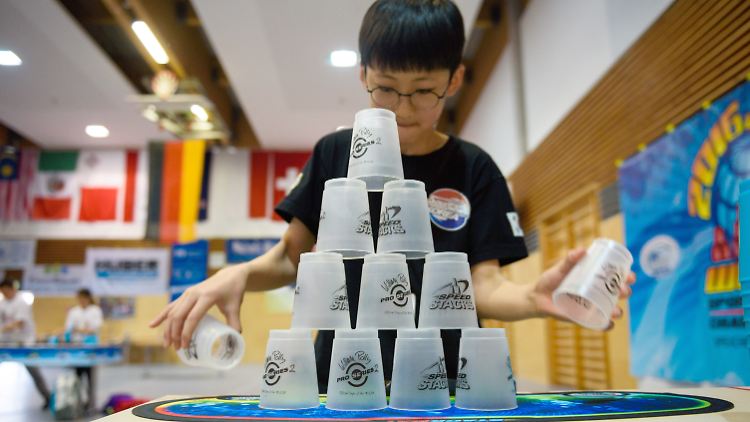"Sport Stacking" schult bei Kindern und Erwachsenen die Konzentration und Geschicklichkeit sowie die Rechts-Links-Koordination.