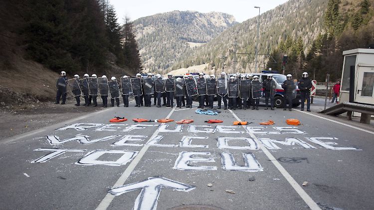 Österreich hat seine Kontrollen an der Grenze nach Italien bereits verstärkt. Daran konnten auch teils heftige Proteste bisher nichts ändern. 