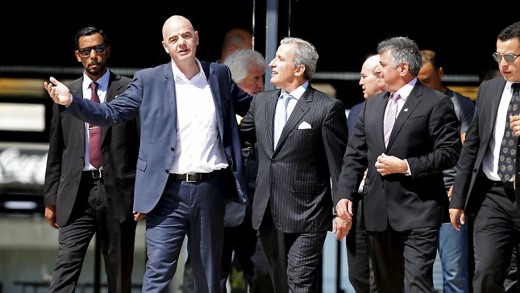 Fifa-Präsident Gianni Infantino mit dem Uruguayer Juan Pedro Damiani (M.). Dem Mitglied der Fifa-Ethikkommission droht eine Sperre wegen unethischen Verhaltens.