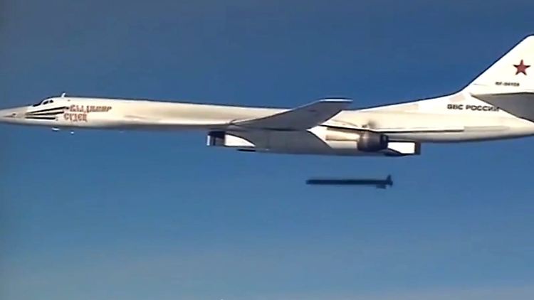 Russischer TU-160-Langstreckenbomber beim Ausklinken einer Rakete: Ob der Luftangriff von syrischer oder russischer Seite ausgeführt wurde, ist unklar.