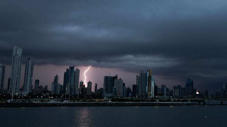 Skyline von Panama City bei einem Unwetter.