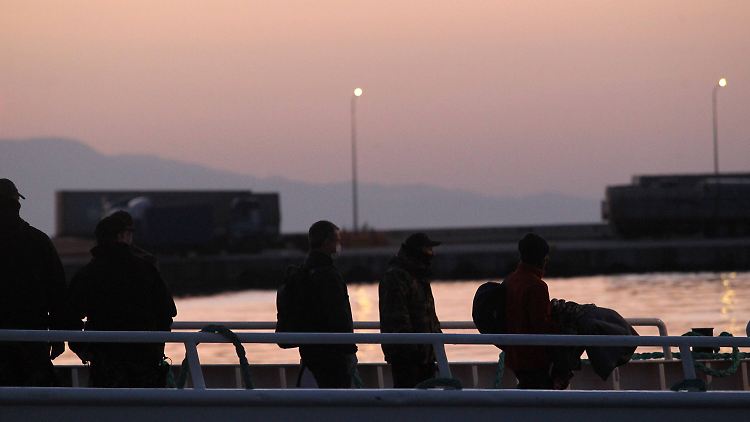 Im Morgengrauen sind die ersten Flüchtlinge in Griechenland an Bord einer Fähre gegangen.