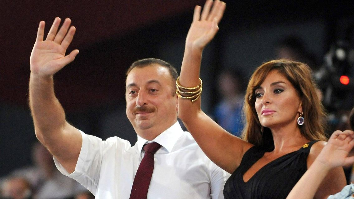 Die gesamte Familie des Präsidenten - darunter seine Ehefrau Mehriban - soll verschiedene Offshore-Firmen betreiben, die unter anderem im Goldhandel aktiv sein sollen. Mithilfe der Unternehmen in Übersee soll sie Familie Aliyev beinahe die gesamte aserbaidschanische Wirtschaft kontrollieren, so ICIJ.