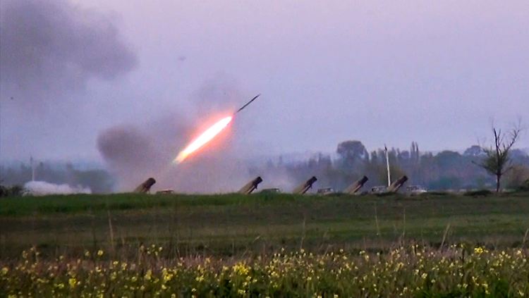 Drei aserbaidschanische Soldaten kamen bei Raketen- und Mörserbeschuss ums Leben.
