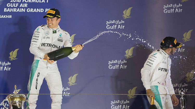 Spritzig: Nico Rosberg duscht seinen erneut geschlagenen Teamrivalen Lewis Hamilton auf dem Podium von Bahrain.