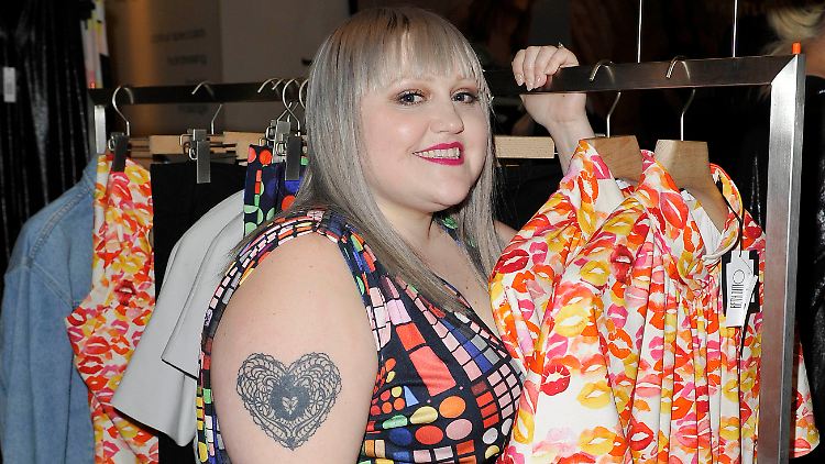 Beth Ditto posiert mit Kleidungstücken aus ihrer Modelinie.