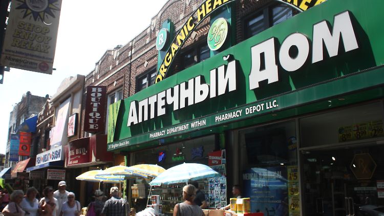Die Menschen in Brighton Beach beschäftigen sich mit dem Krieg in der Ukraine - auch, wenn er weit weg ist. 