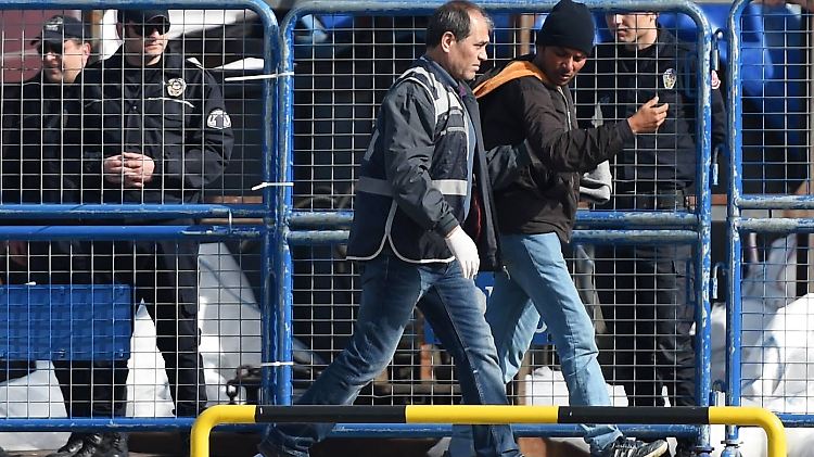 Die Rückführungen erfolgen im Modus 1:1. Jeweils ein Polizist geleitet einen Flüchtling außer Landes.
