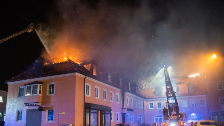 Im Februar brennt eine geplante Flüchtlingsunterkunft in Bautzen (Sachsen). 