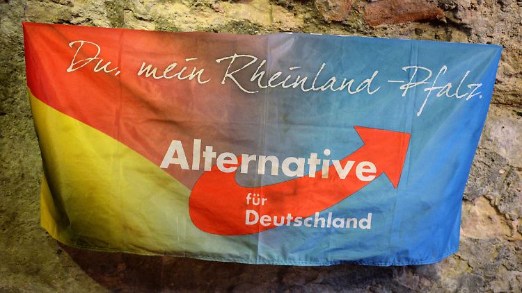 Bei der Wahlparty der rheinland-pfälzischen AfD hängt ein Banner im Gewölbekeller Burg Weisenau.