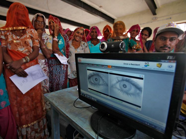 Biometrische Erfassung: Im Bundesstaat Rajasthan im Nordwesten des Subkontinents stehen Dorfbewohner Schlange für den Iris-Scan.