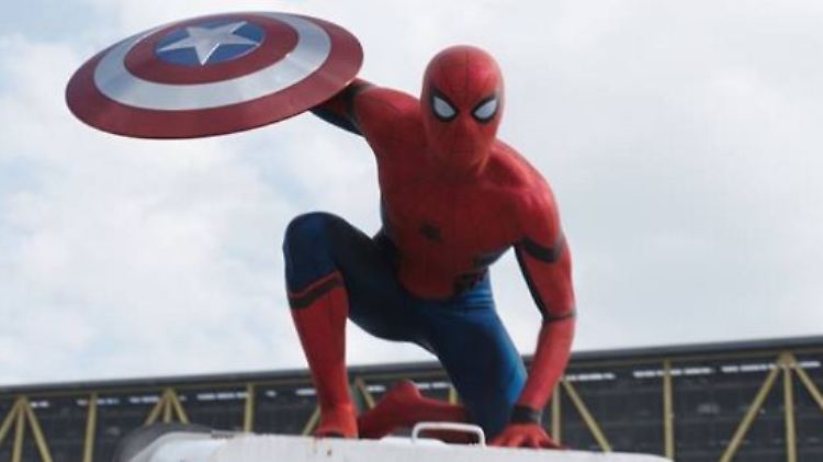 In "Captain America: Civil War" gibt Newcomer Tom Holland erstmals den Spider-Man.