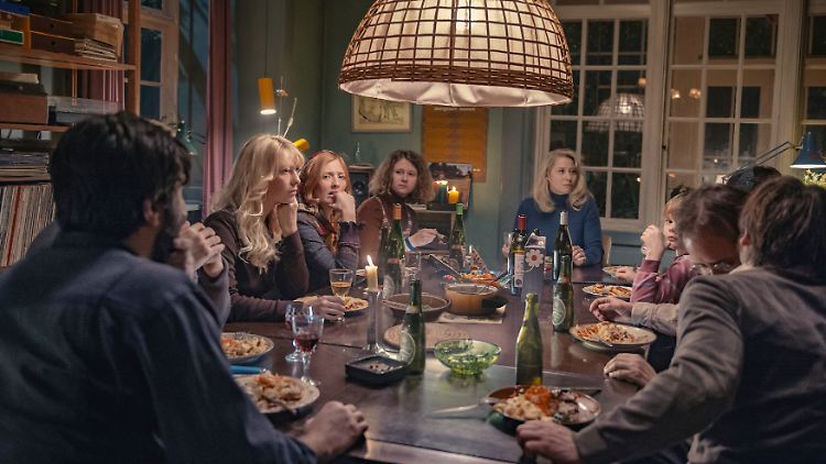 Beim Abendessen - mit Emmas (3.v.l.) Einzug verändert sich die Dynamik in der Kommune völlig.