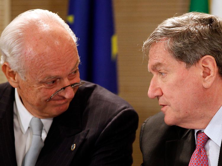 UN-Diplomat für Afghanistan Staffan de Mistura, links, im Gespräch mit dem US-Sondergesandten Richard Holbrooke.