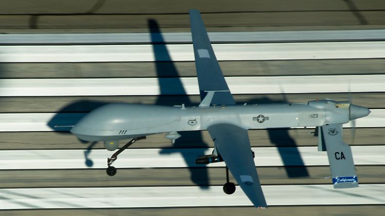 Die US-Drohne des Typs MQ-1 Predator bei der Landung.
