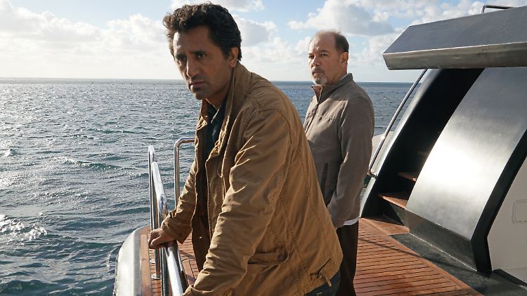 Cliff Curtis (l.) und Ruben Blades sind als Travis und Danial Salazar auf hoher See.