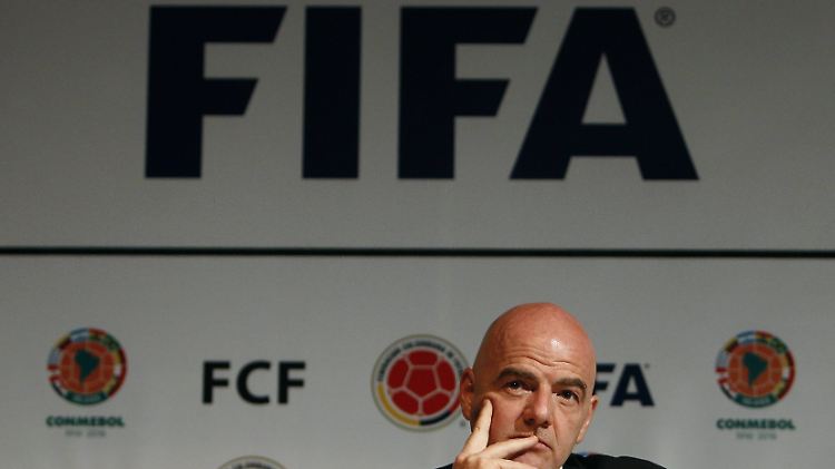 Fifa-Boss Gianni Infantino muss seine Verbindungen zu umstrittenen Sportrechtehändlern erklären.