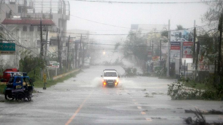Land unter, auch auf Hauptstraßen.