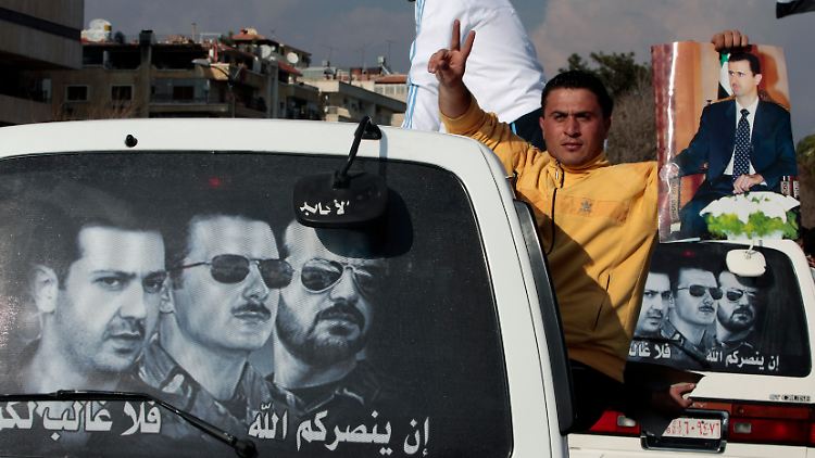 Die Assad-Brüder auf der Heckscheibe von syrischen Regime-Anhängern.