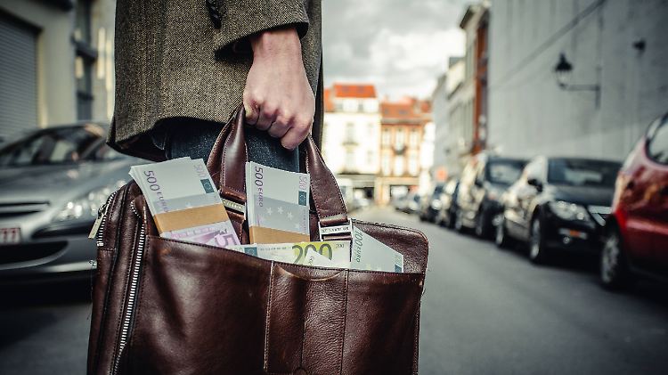 Geld nach Panama zu bringen, ist nicht verboten. Kriminell wird es erst, wenn man es vorm deutschen Fiskus verheimlicht. 