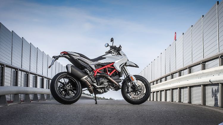 Ducati verpasst der Hypermotard 16 Prozent mehr Kraft.