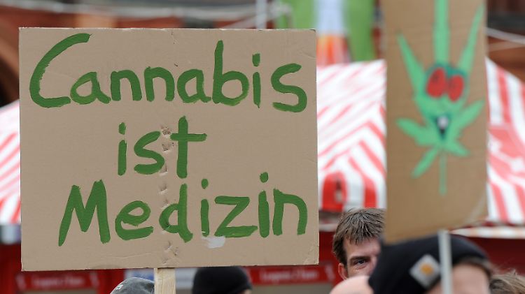 Einige hundert Menschen demonstrierten im Mai 2015 in Bremen für die Legalisierung von Cannabis.