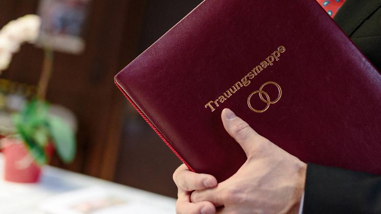 n gut dreiviertel der Fälle nehme die Frau den Namen des Mannes an ...