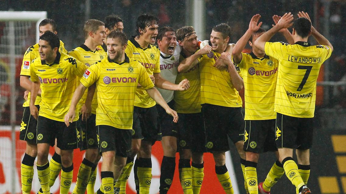 Tabellenführer und das verdient: Nach über 3000 Tagen führt Dortmund die Bundesliga wieder an.