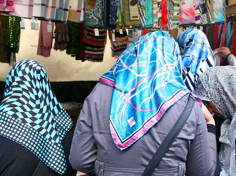 An einem Marktstand in Berlin-Neukölln.