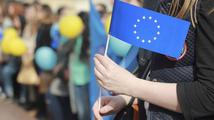 Bei einem Flashmob in Kiew anlässlich des Ukraine-Referendums in den Niederlanden.