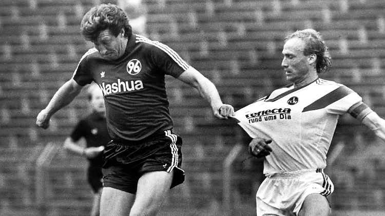 Kein Kind von Traurigkeit: Dieter Schatzschneider (l.) muss für die Bayern-Beleidigung zahlen.