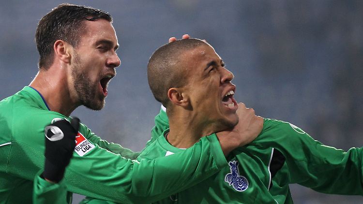 Der Duisburger Torschütze Bruno Soares (r.) feiert sich und seinen Treffer zum 3:0.