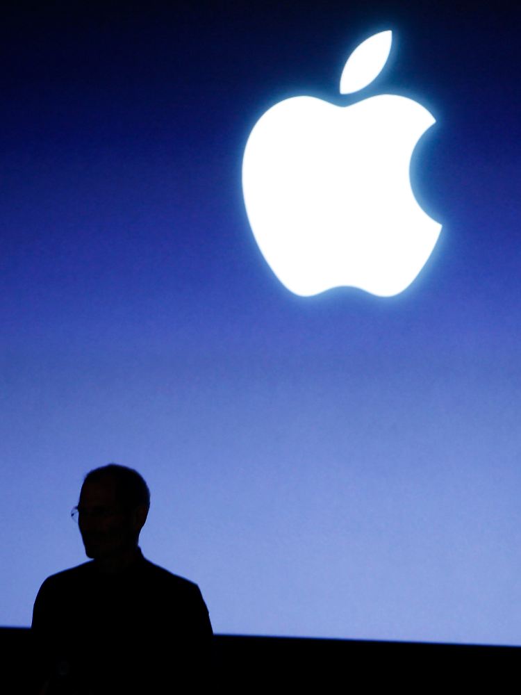Apple-Chef Steve Jobs im Schatten des leuchtenden Apfels. Anleger sehen Apple nicht die leiseste Schwäche nach.