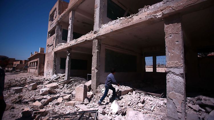 Am Montag kam es an mehreren Orten in Syrien zu heftigen Kämpfen mit dem IS. Im Bild: eine ehemalige Schule im Deir al-Asafir Distrikt.