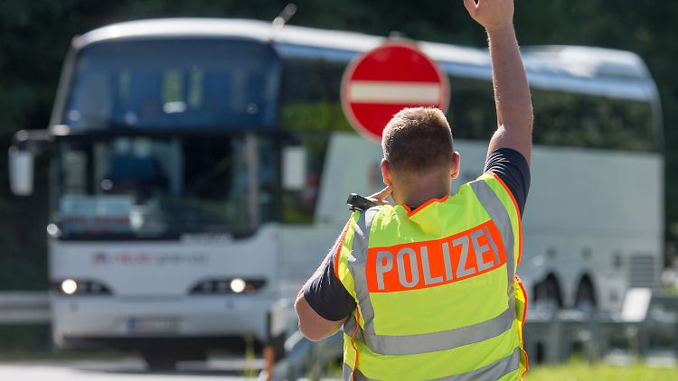 Ein Bundespolizist im Jahr 2015 an einer Kontrollstelle hinter der deutsch-österreichischen Grenze nahe Pocking.