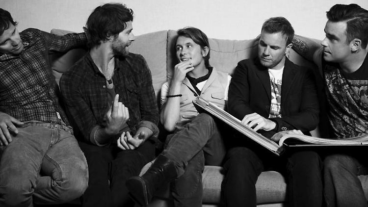 Lesen bald nur noch Bilderbücher (l-r): Jason Orange, Howard Donald, Mark Owen, Gary Barlow und Robbie Williams. (Bild: Universal/Hamish Brown)