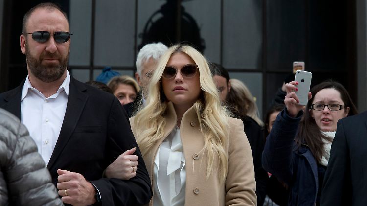 In Kalifornien liegt eine weitere Klage auf Eis: Kesha will vorzeitig aus ihrem Vetrag mit Sony aussteigen. 