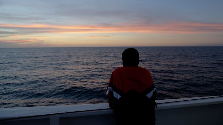 Der 16-jährige Amsa überlebte 2013 das Bootsunglück von Lampedusa - Hunderte andere wurden unter Deck eingeschlossen und starben.