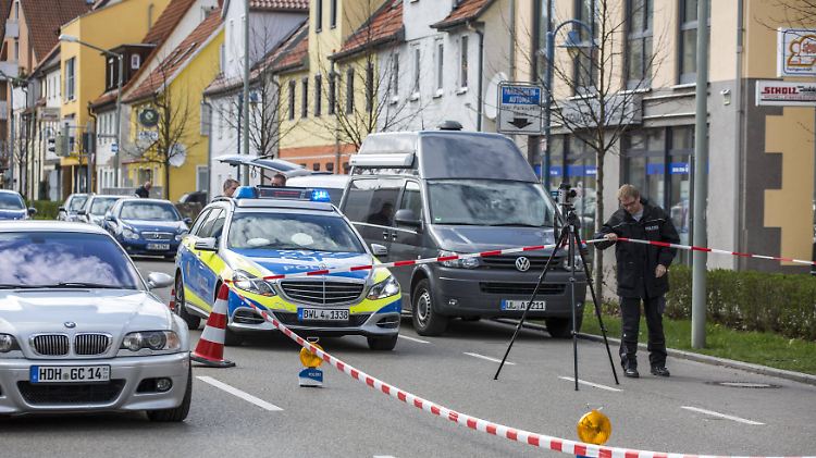 Nach Angaben der Polizei haben die Schützen aus einem fahrenden Auto heraus auf die Männer geschossen.