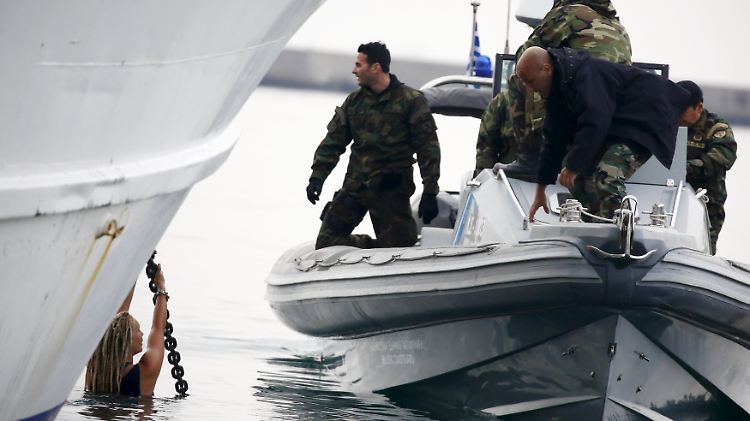 Aktivisten hängten sich im Hafen von Lesbos an die Ankerketten der Abschiebeschiffe.