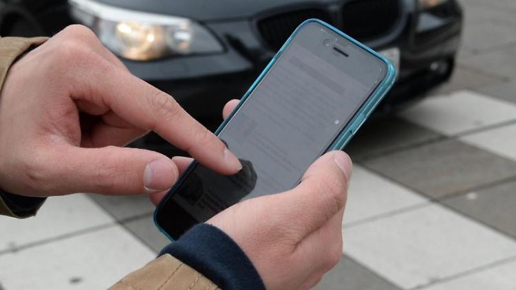 Vertrautes Bild: Smartphone-Nutzung gefährdet die Gesundheit. 