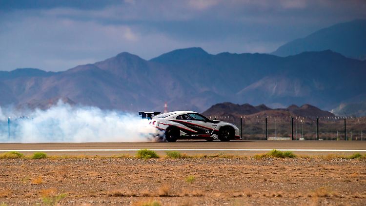Die Startbahn des Flughafens in Fujairah ist der optimale Ort, den Nissan GT-R in die Quere zu treiben.