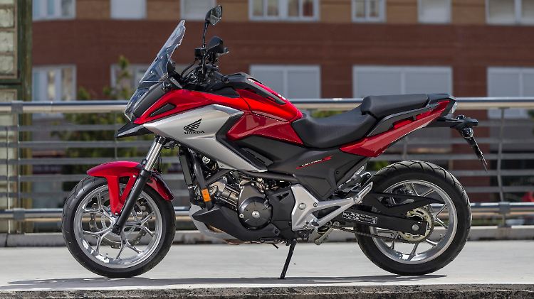 Die NC 750X hat einige neue Feature: LED-Lichttechnik für Scheinwerfer und Rücklicht, überarbeitete Vorderraddämpfung, vergrößerte Utility-Box, Doppelkupplungsgetriebe mit dreistufigem Sport-Modus und einen neuer Schalldämpfer .